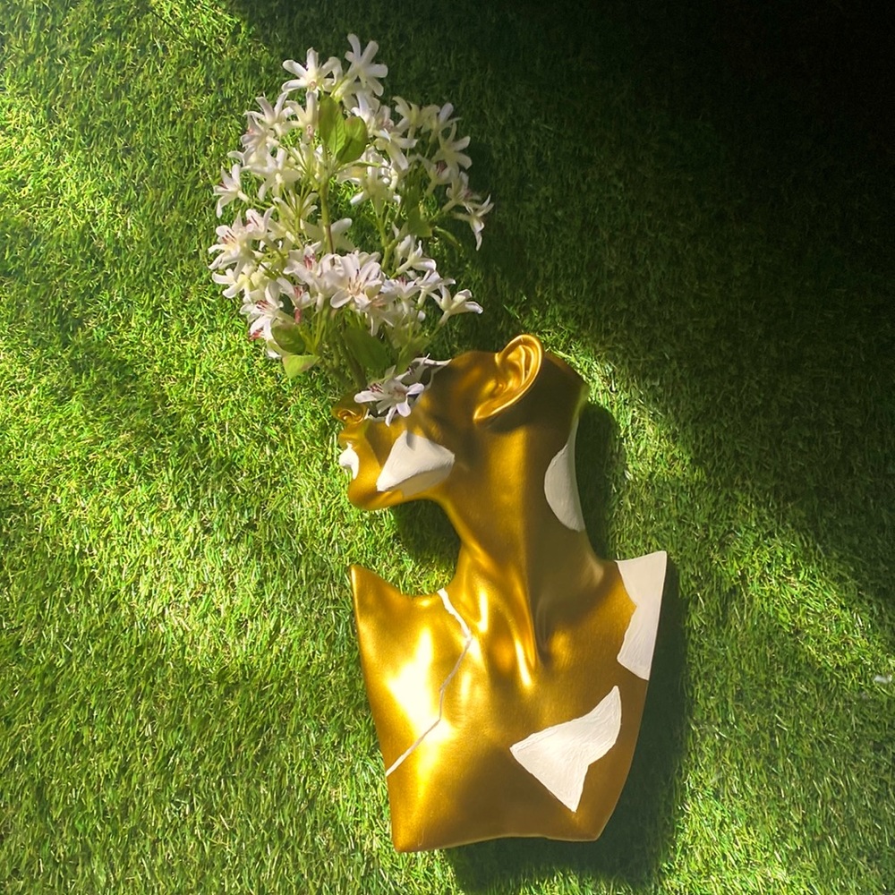 GOLDEN ABSTRACT VASE! (Flowers not included)